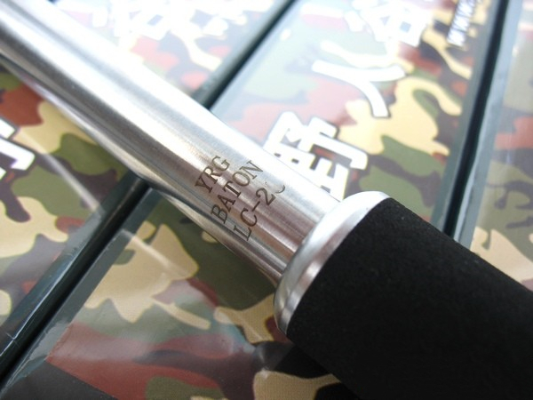 如何使用伸縮甩棍？